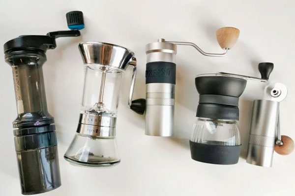 Máy xay cà phê cầm tay giúp bạn chủ động hơn trong việc xác định độ thô mịn của cà phê